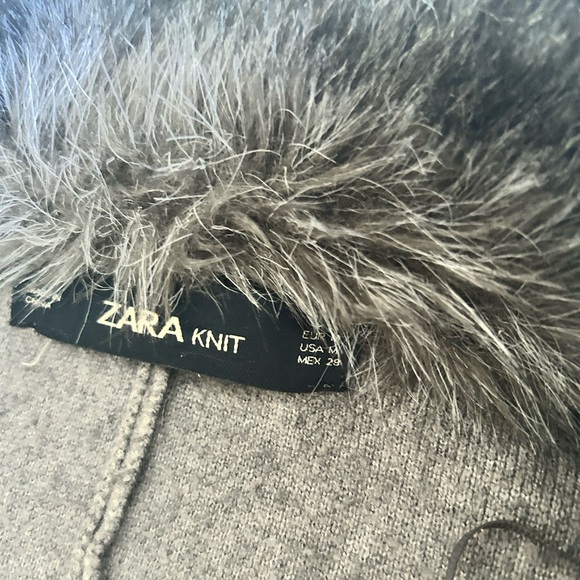 Zara Knit cape gray with faux fur collar size Medium - Picture 5 of 7